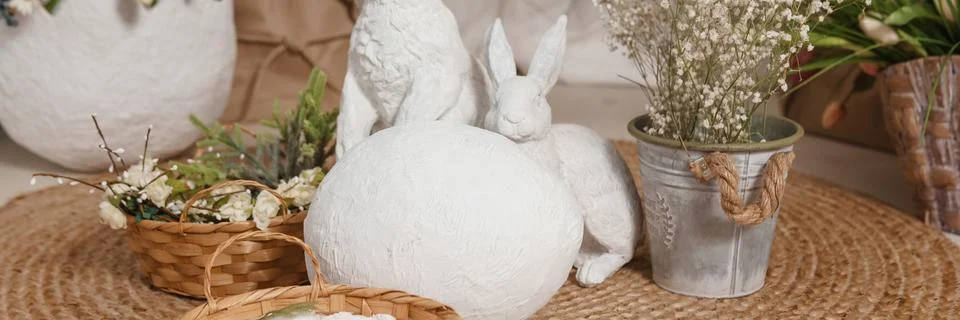 Interior floral Easter composition. Figurines of Easter bunnies and a large Stock Photos