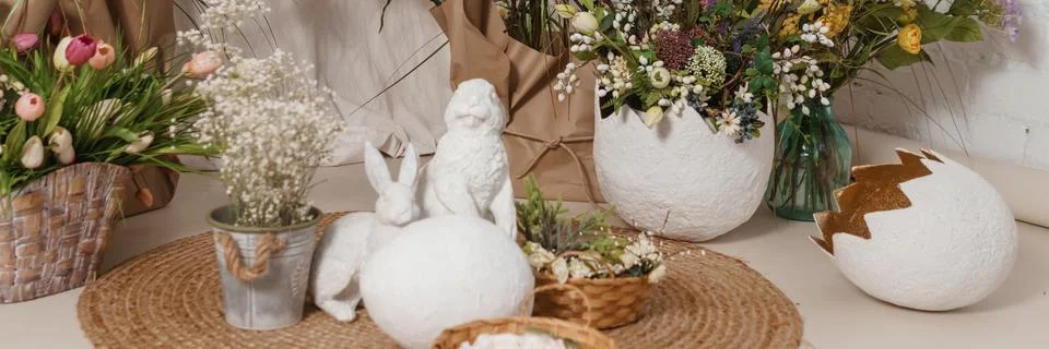 Interior floral Easter composition. Figurines of Easter bunnies and a large Stock Photos