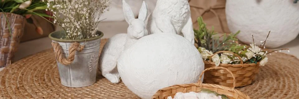 Interior floral Easter composition. Figurines of Easter bunnies and a large Stock Photos