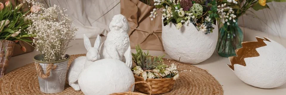 Interior floral Easter composition. Figurines of Easter bunnies and a large Stock-Fotos