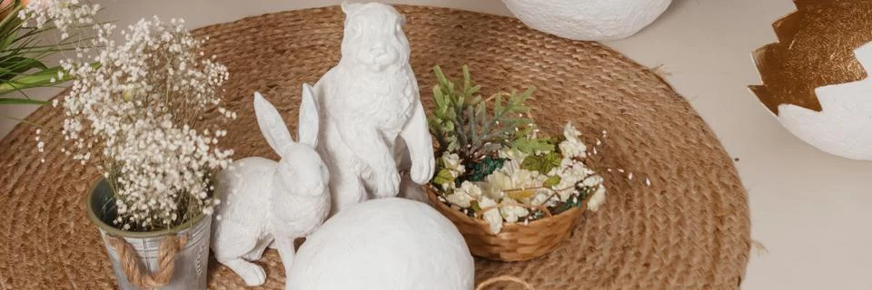 Interior floral Easter composition. Figurines of Easter bunnies and a large Stock Photos