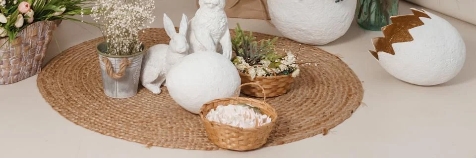 Interior floral Easter composition. Figurines of Easter bunnies and a large Stock Photos