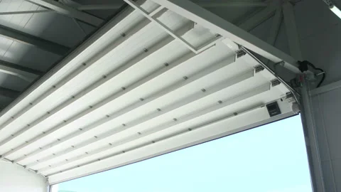 Interior Garage Door Closing Move From Motor. Vídeos de archivo 107876556