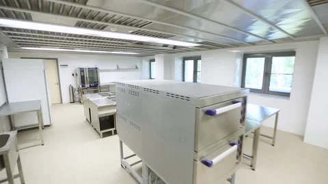 Interior of the industrial kitchen of the restaurant Video stock 92066314