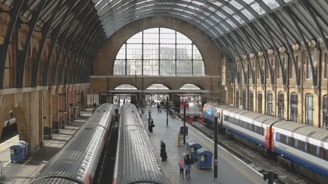Interior of Kings Cross train station with commuters and trains Stock Footage 94562902