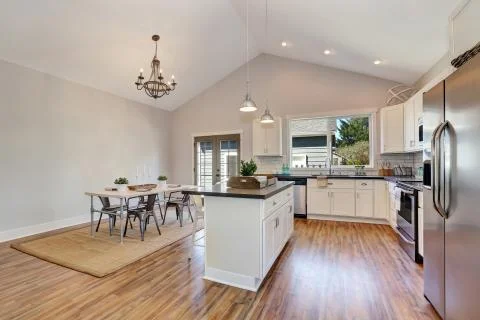 Interior of kitchen and dining room with high vaulted ceiling. white kitchen  Foto stock