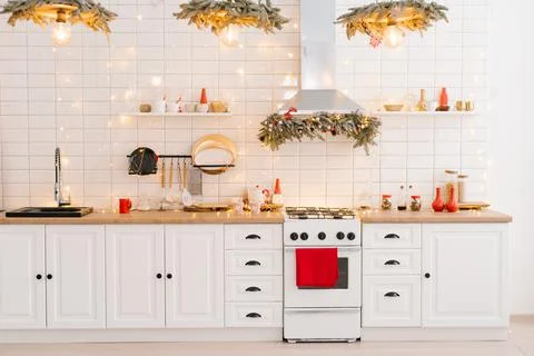Interior of a light white kitchen with bright red decor elements in the Scand Foto stock