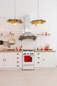 Interior of a light white kitchen with bright red decor elements in the Scand Foto stock