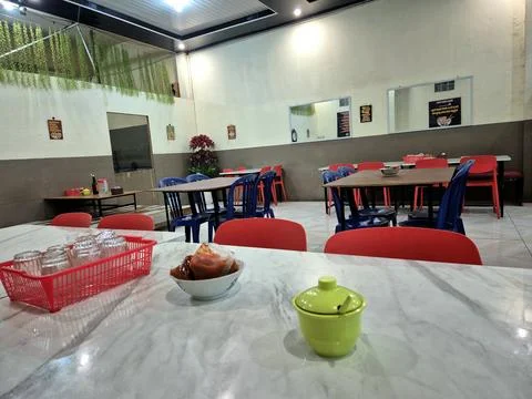 Interior of Local Indonesian Diner with Table Setting and Dining Area Foto stock