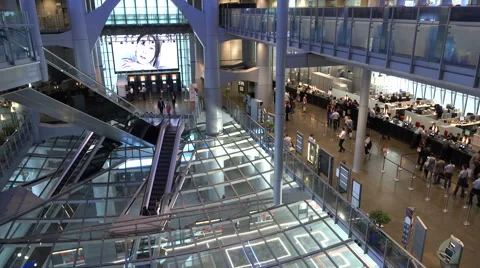 Interior of the main HSBC building and regional headquarters in Hong Kong Stockbeeldmateriaal 60370233