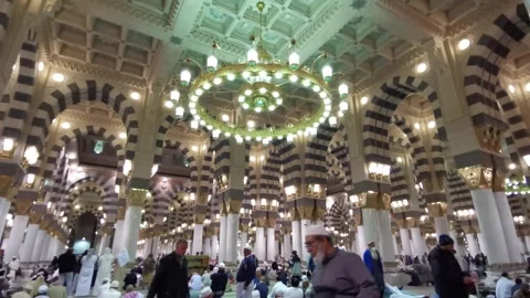 Interior of Nabawi Mosque Видео 274459477