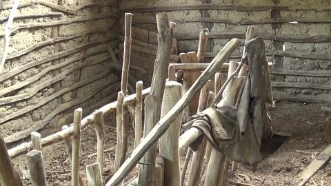Interior of the old and abandoned hut. feeder for sheep Vídeo Stock 112879491