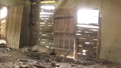 The interior of old and abandoned huts, doors and windows Vídeo Stock 112988383