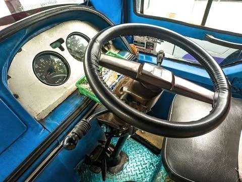 Interior of an old mini bus showing the steering wheel and speedometer, Ind.. Foto stock