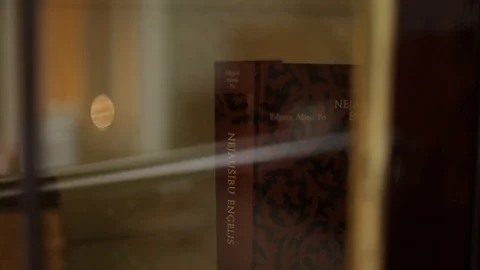 Interior of the old Soviet apartment The statuettes of cabinets and vintage Vídeo Stock 93849678