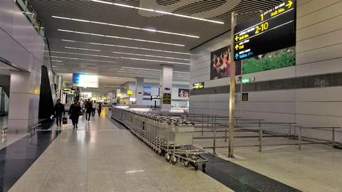 Interior or inside view of Chennai International Airport at night with debo.. 库存照片