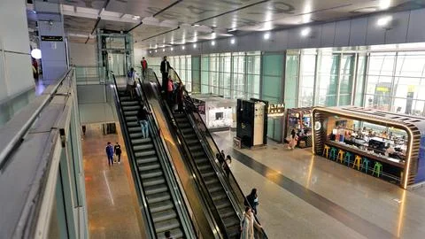 Interior or inside view of Chennai International Airport at night with debo.. Stockfoto's