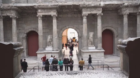 Interior of Pergamon museum. Ruins, columns in the museum. Vídeos de archivo 127358304
