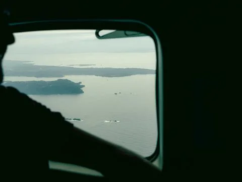 Interior perspective through a vehicle window frames calm waters Fotos de archivo