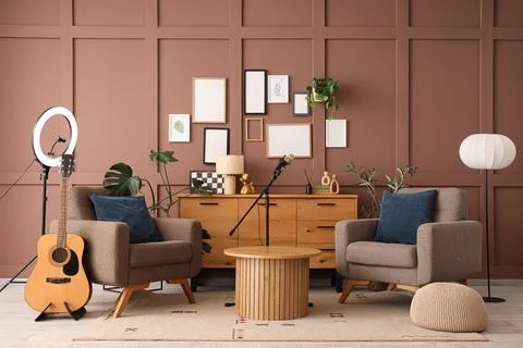 Interior of podcasters studio with armchairs, commode and microphone 库存照片