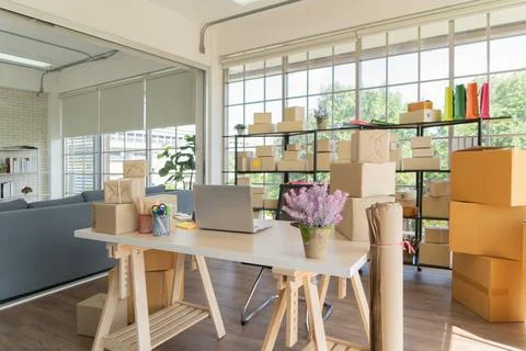 Interior of Postal parcel packaging carton box delivery and computer notebook Foto stock