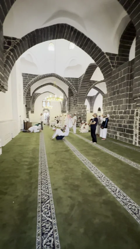 Interior Prayer Hall and Basalt Arches of Al-Ghamama Mosque 스톡 동영상 332122470