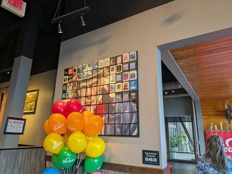 Interior of Red Robin restaurant featuring branded Foto stock
