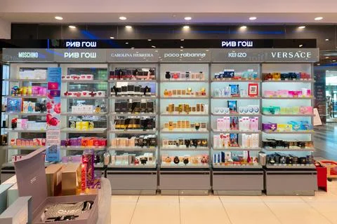 Interior of a Rive Gauche store in Ufa offering luxury cosmetics and perfumes Foto stock