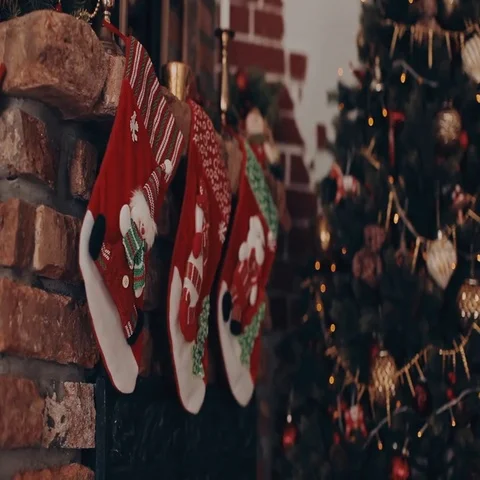 Interior room with elegant Christmas tree, fireplace and Christmas socks Vidéo 69541714