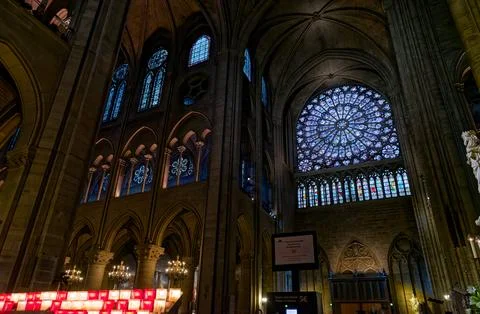 Interior rose window and nave of Notre Dame Cathedral in Paris France 库存照片