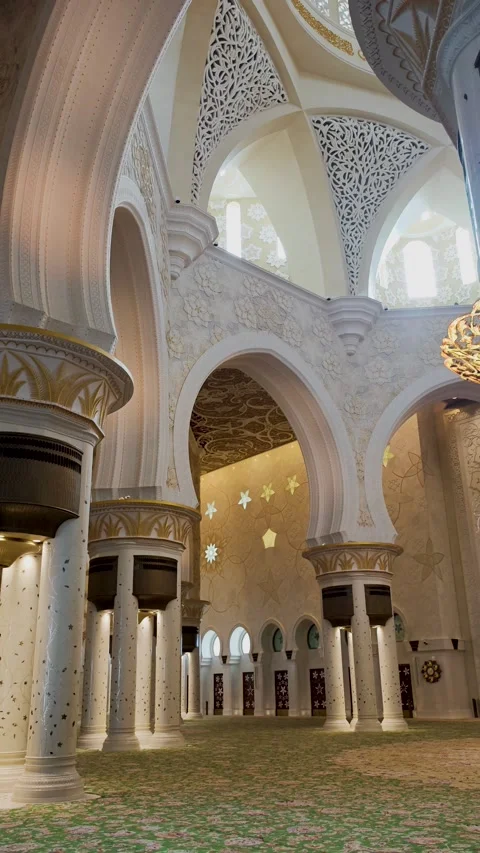 Interior of Sheikh Zayed Grand Mosque in Abu Dhabi, United Arab Emirates 動画素材 322057651
