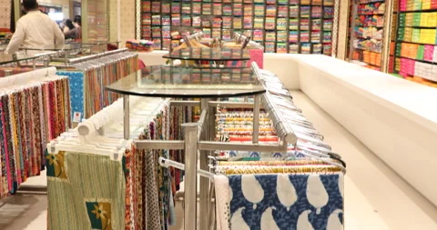 Interior of a Shopping Mall Vídeos de archivo 144714925