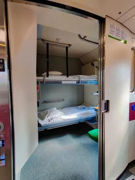 An interior shot looking into a clean, empty sleeper cabin on a train in Finl Stock-Fotos