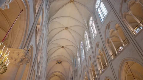 INTERIOR SHOT OF NOTRE DAME IN PARIS Vídeos de archivo 317747306