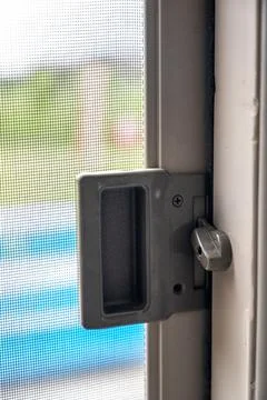 Interior sliding screen door hardware and flip latch Foto stock