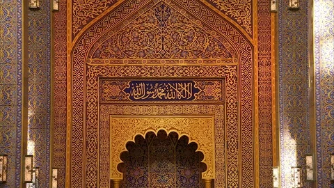 Interior space, huge pillars and artistic carvings of Mosque Stockbeeldmateriaal 88826306