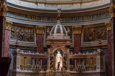 Interior of St. Stephen Basilica, Roman Catholic church and UNESCO World He.. Stock Photos