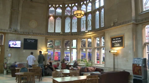 Interior of the Station Cafe/Bar at Bristol Temple Meads Station Vidéo 254571645