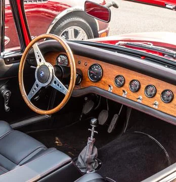 The interior, stick shift and steering wheel of a vintage convertible Foto stock