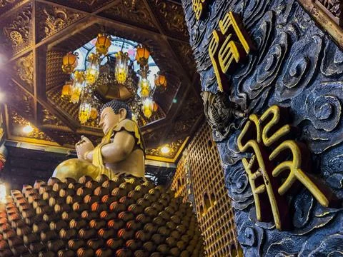 Interior of Thousand Buddha Temple or Chua Van Phat pagoda in District 5, Ho  Foto stock