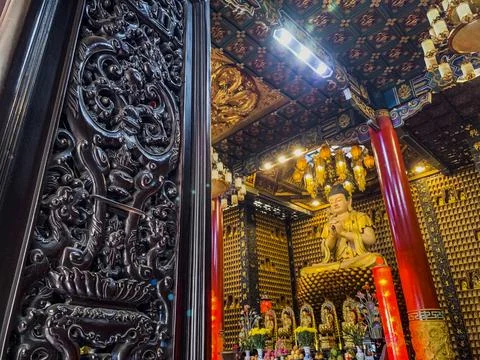 Interior of Thousand Buddha Temple or Chua Van Phat pagoda in District 5, Ho  Stock Photos