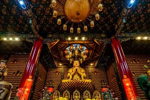 Interior of Thousand Buddha Temple or Chua Van Phat pagoda in District 5, Ho  Foto stock