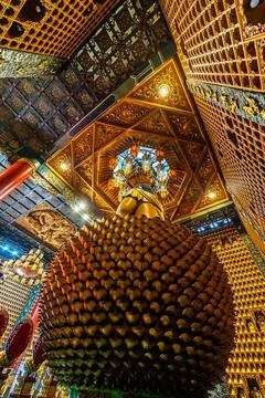 Interior of Thousand Buddha Temple or Chua Van Phat pagoda in District 5, Ho  Stock Photos