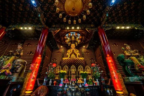 Interior of Thousand Buddha Temple or Chua Van Phat pagoda in District 5, Ho  Foto stock