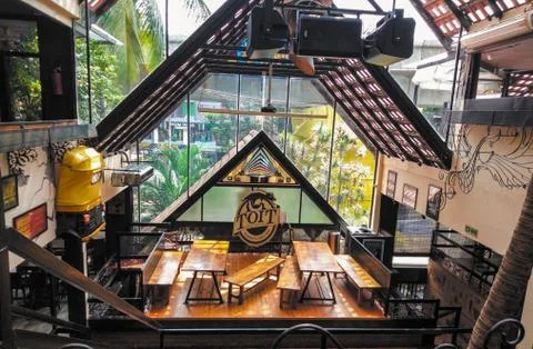 Interior of Toit brew pub in Indranagar Bangalore. 스톡 사진