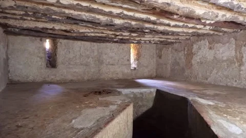 Interior of an underground slave holding chamber in Stone Town, Zanzibar. L.. Vídeos de archivo 331287919