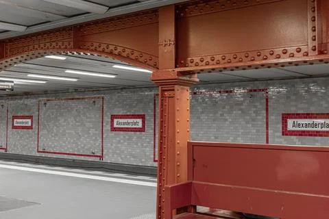 Interior view of Alexanderplatz U-Bahn station in Berlin with red iron beams, Foto stock