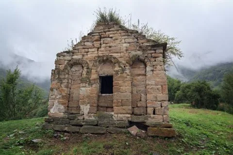 Interior view of an ancient monastery on top of a mountain in the Caucasus in Foto stock