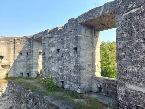 Interior view of the ancient stone wall with window openings in Toky Castle. Fotos de archivo