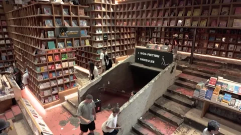 Interior view of BookXcess bookstore. Vídeo Stock 317073651